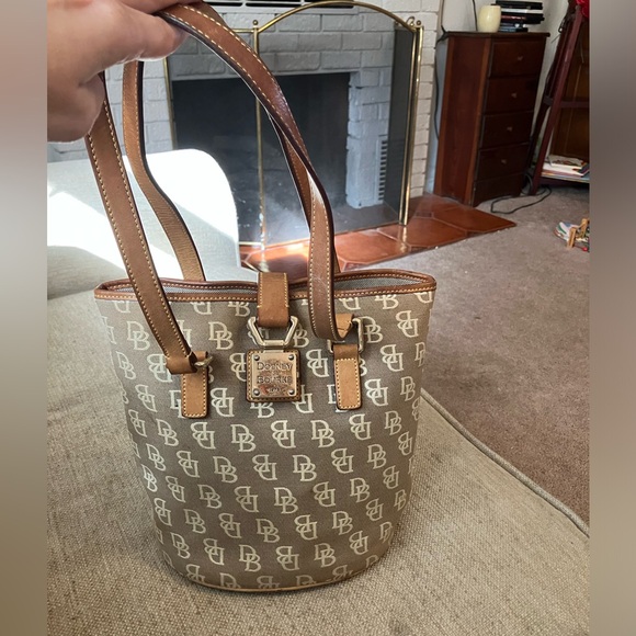 Dooney & Bourke vintage tan bucket bag - Picture 2 of 9
